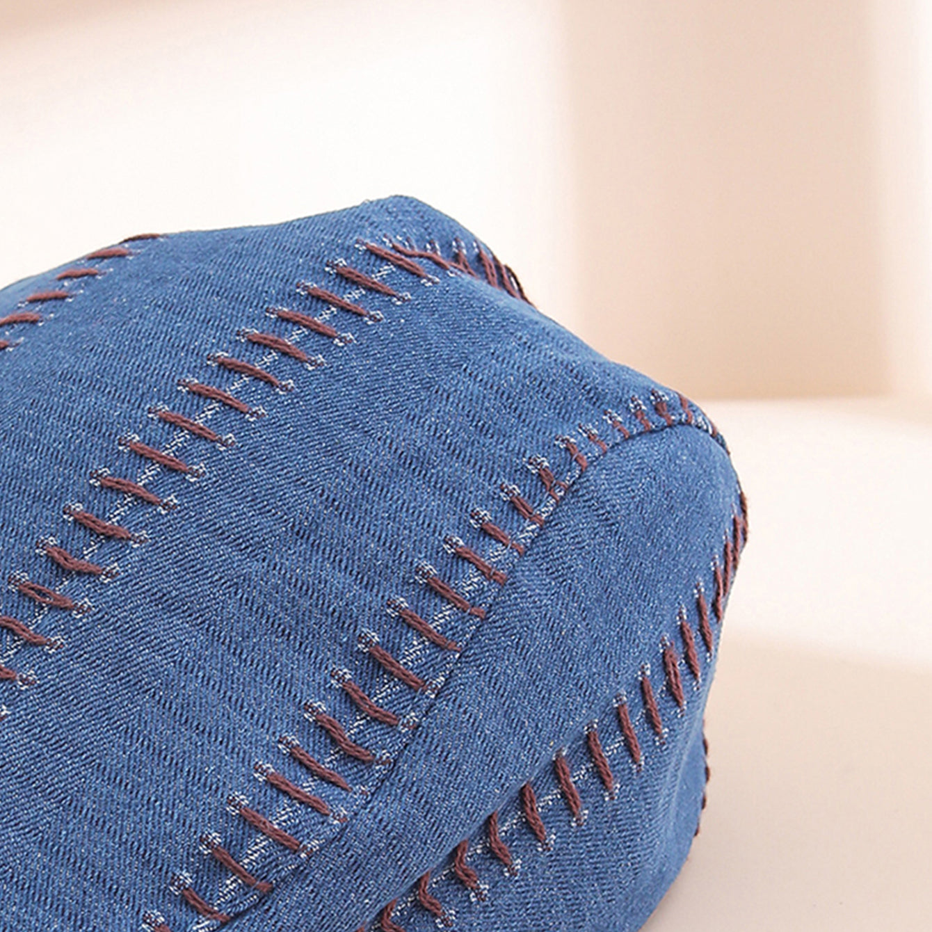Soft-top Front Hat With Solid Color Stitching, Featuring A Trendy And Retro Design With A Brim. It Is A Newsboy-style Hat Suitable For Daily Casual Outings
