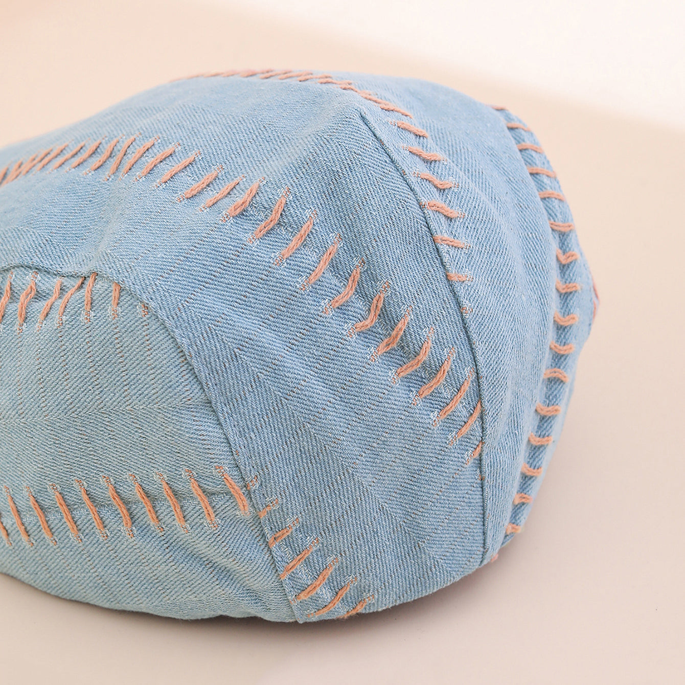 Soft-top Front Hat With Solid Color Stitching, Featuring A Trendy And Retro Design With A Brim. It Is A Newsboy-style Hat Suitable For Daily Casual Outings