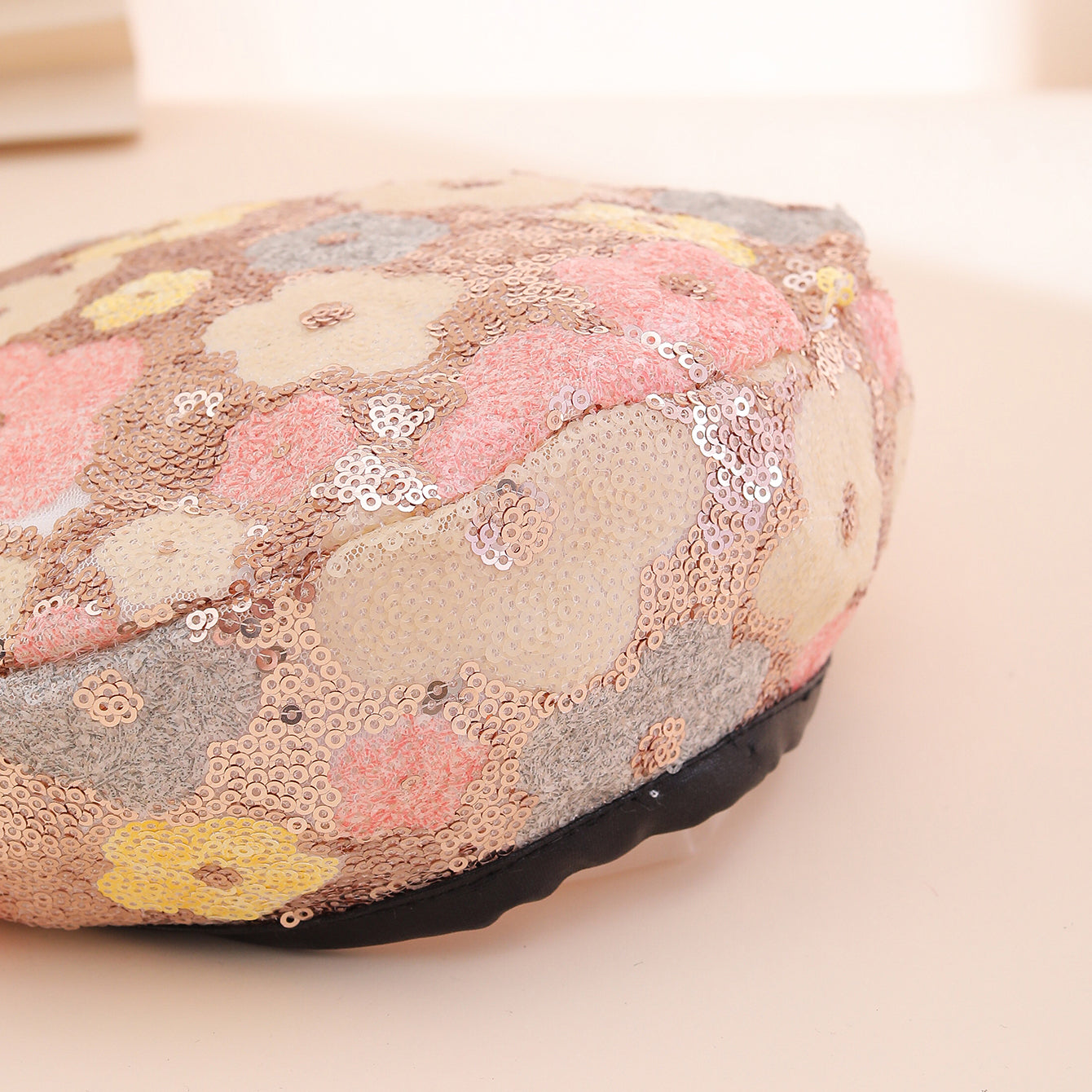 European And American Trendy Fashion Small Sequin Flower Beret, A Versatile Style That Suits All Occasions. A Painter's Hat, Perfect For Outdoor Photography.